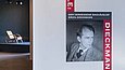 Eingang zur Dieckmann-Ausstellung in Halle mit einem Stuhl im Hintergrund