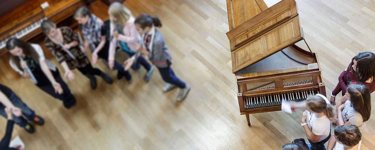 Kinder spielen auf Blasinstrumenten