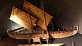 Ein Boot in einem musealen Ausstellungsraum