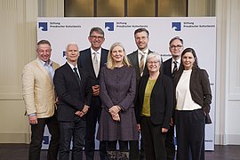 Gruppenfoto vor Fotowand mit SPK-Logo