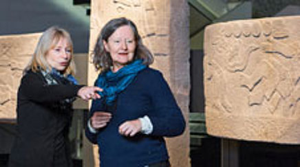 Zwei Frauen in einem Museum