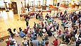 Kinder scharen sich beim Luftikus-Kinderfest im Musikinstrumentenmuseum des Staatlichen Institut für Musikforschung