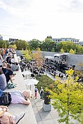 Neue Nationalgalerie Blick in einen Museumsgarten mit Skulpturen