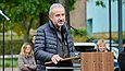 Mann spricht in Mikrofon