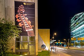 Der Löwenkopf des MIM wacht über die Lange Nacht