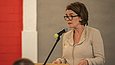 Frau vor Mikrofon