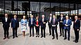 Gruppenbild vor moderner Glasfassade