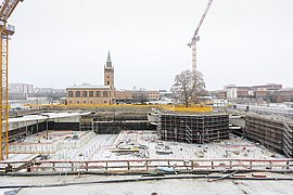 Winter 2024 mit Blick in die Baugrube, auf Platane und Matthäuskirche