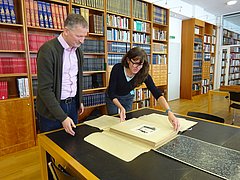 Übergabe einer Mappe von Hegenbarth-Zeichnungen Übergabe einer Mappe von Hegenbarth-Zeichnungen