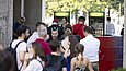 Viele Menschen stehen Schlange vor einem Bartresen