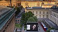 Blick von oben auf das Freiluftkino Museumsinsel, im Hintergrund Gebäude in der Abendsonne