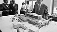 Ludwig Borngässer, Generaldirektor der Staatsbibliothek von 1963 bis 1972, mit einem Wettbewerbsmodell der Staatsbibliothek 