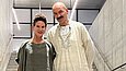 Ein Mann und eine Frau auf der Treppe
