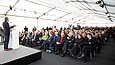 Hermann Parzinger spricht im Zelt vor den Gästen