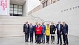 Gruppenfoto mit Vertretern der Simon-Familie vor den Stufen der James-Simon-Galerie