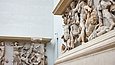 Teilausschnitt eines lebensgroßen antike Fassadenfries