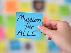 Klebezettel mit Aufschrift "Museum für alle"