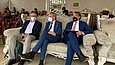 Drei Männer auf einem Sofa.