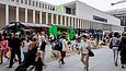 Menschen und Foodtrucks