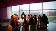 Mehrere Menschen sitzen um einen großen Tisch