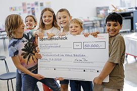 Checkübergabe an Haus Bastian