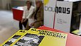 Zwei Magazine mit gelbem Cover liegen aus