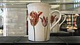 Tasse mit Aufdruck nach Georg Flegels „Zwei Tulpen“ (um 1630)