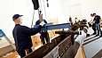 Mehrere Menschen bereiten ein hölzernes Boot zum Transport vor