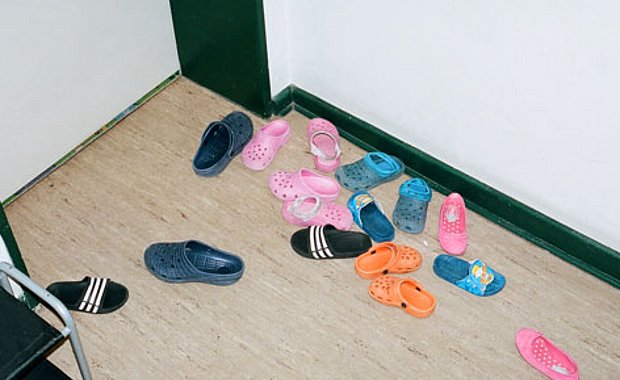 Schuhe in der Gemeinschaftsunterkunft in der Staakener Straße in Berlin Spandau