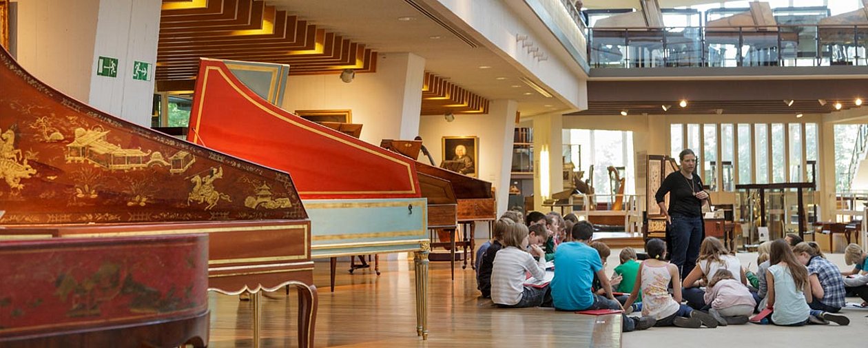 School tour in the Musikinstrumenten-Museum