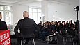Personen sprechen vor Publikum