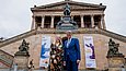 Ein Mann und eine Frau stehen vor einem imposanten, neoklassizistischen Gebäude
