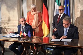 Unterzeichnung der Rückgabevereinbarung in der italienischen Botschaft