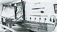 Schwarz-Weiß Fotografie eines Bootes in einem musealen Ausstellungsraum