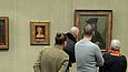 Besucher*innen erkunden Pflanzenmalerei in der Gemäldegalerie