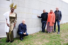 Einweihung Josephine Baker Garten / 5 Personen vor Wand mit Schriftzug Josephine Baker Garten