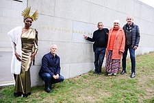 Einweihung Josephine Baker Garten / 5 Personen vor Wand mit Schriftzug Josephine Baker Garten