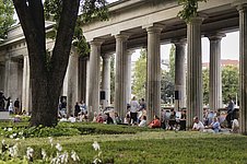 Fotografie der Kolonnaden auf der Museumsinsel mit sitzenden und stehenden Menschen