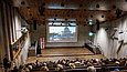 Menschen sitzen im Auditorium und schauen ein Filmscreening