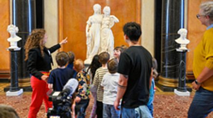 Kindergarten Kinder bei einem Museumsbesuch 