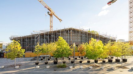 Baustelle eines großen Gebäudes mit Kränen