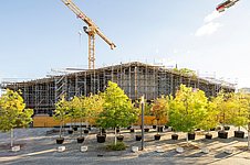 Baustelle eines großen Gebäudes mit Kränen