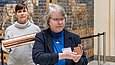 Frau hält Tontafel hoch