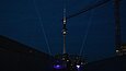 Blick auf den Berliner Fernsehturm vor dem dunklen Nachthimmel.