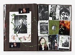 Aufgeschlagene Doppelseite mit einer Collage aus Fotografien, Texten und farbigen Bildelementen.