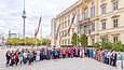 Gruppenfoto von ca. 80 Menschen vor einer barocken Fassade, im Hintergrund der Berliner Fernsehturm