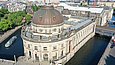 Luftaufnahme des Bode-Museums mit Blick Richtung Pergamonmuseum