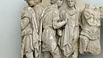 Fragment eines antiken Steinfries mit vier teilweise beschädigten Figuren