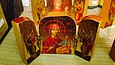 Aufgeklappter, dreiflügliger und bemalter Miniatur-Altar aus Holz