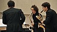 Drei Männer spielen Saxophon
